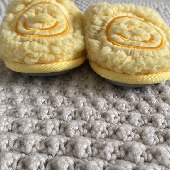 Kids smiley face slippers - Picture 5 of 5